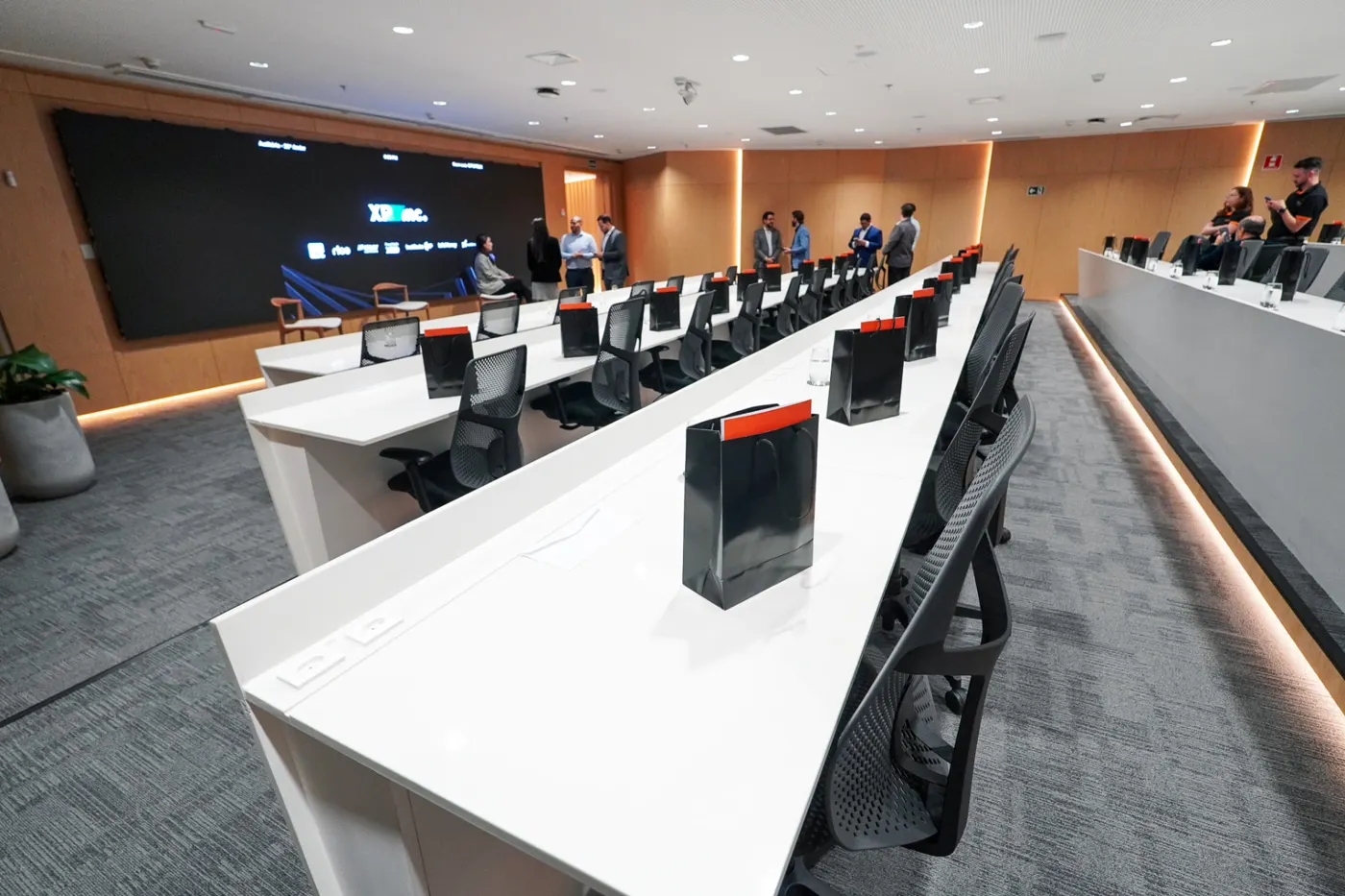 Sala do evento preparada com kits para os participantes